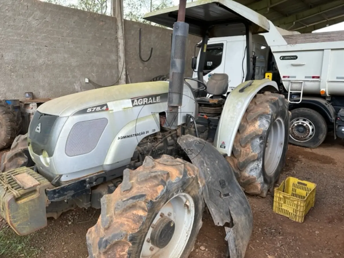 LOTE 002 - TRATOR AGRICOLA AGRALE modelo 5754 diesel, cor prata ano/modelo 2014.