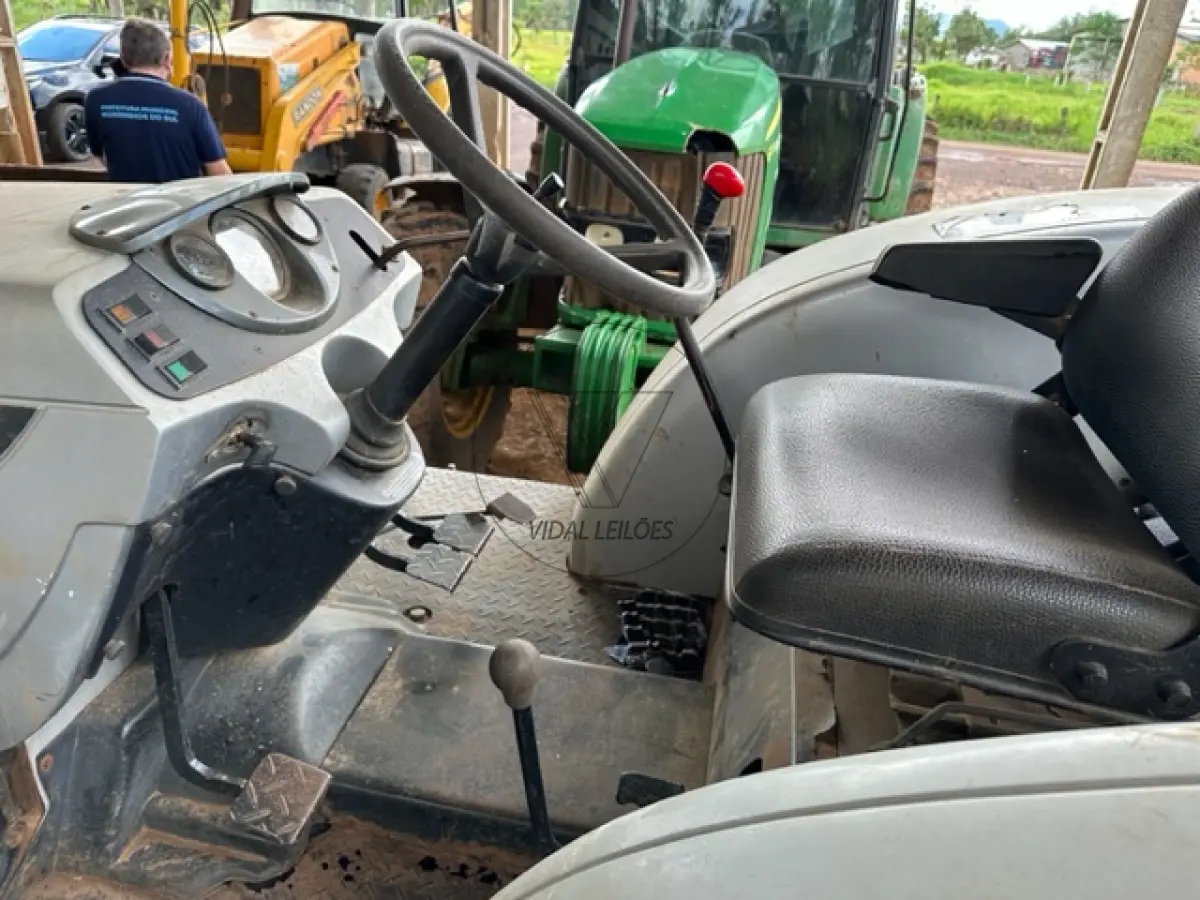 LOTE 003 - TRATOR AGRICOLA AGRALE modelo 5085, diesel, cor prata, ano modelo 2012
