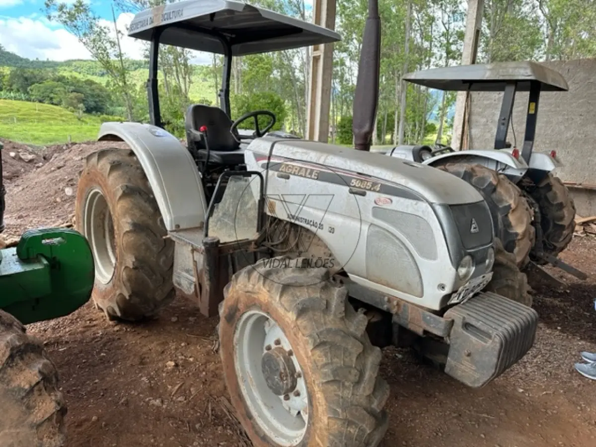 LOTE 003 - TRATOR AGRICOLA AGRALE modelo 5085, diesel, cor prata, ano modelo 2012