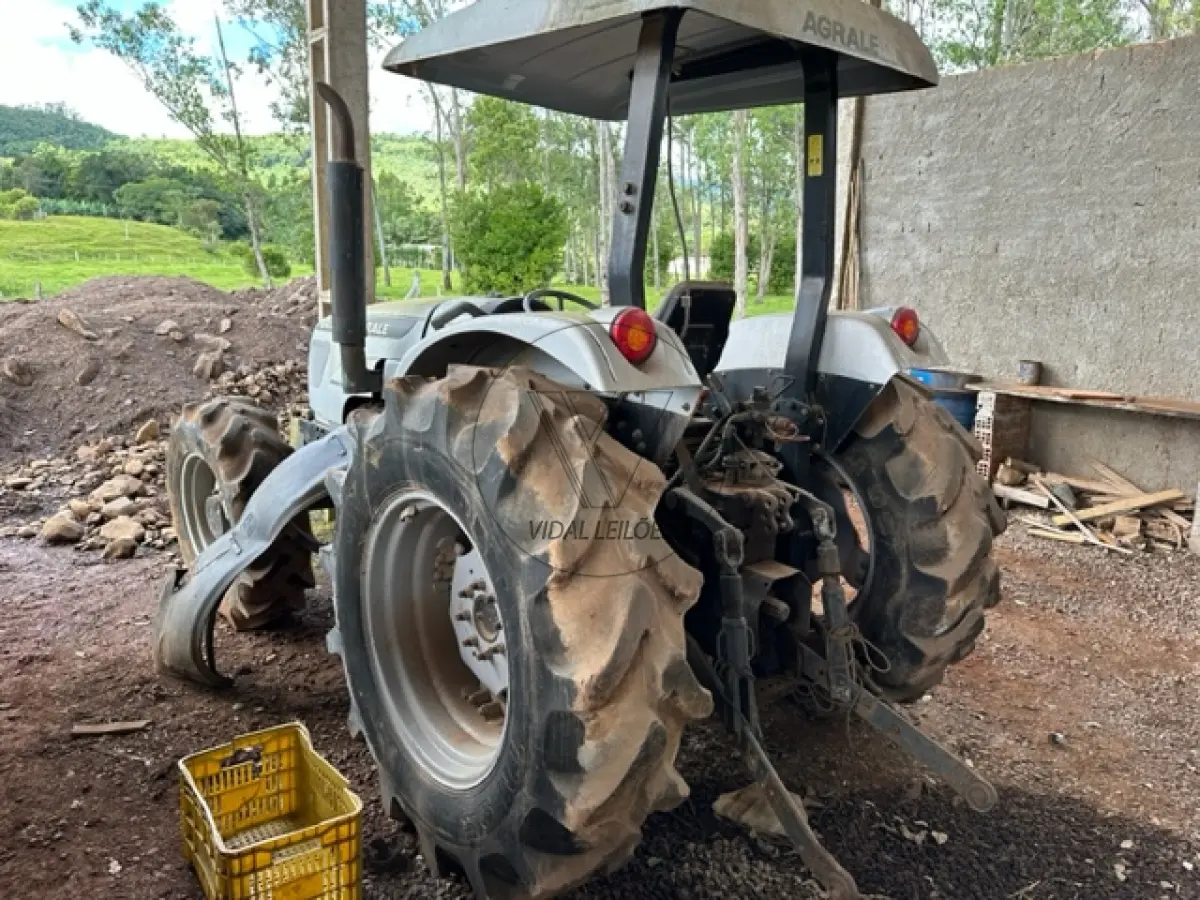 LOTE 002 - TRATOR AGRICOLA AGRALE modelo 5754 diesel, cor prata ano/modelo 2014.