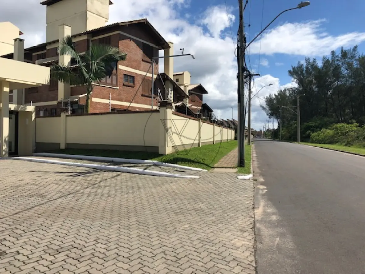 LOTE 001 - Casa 03 pavimentos condomínio fechado